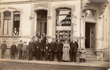 Cigarren & Cigaretten gibt's bei ...
